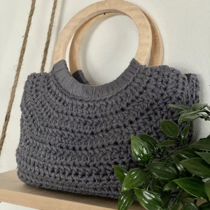 Virkad väska - Liten virkad handväska med trähandtag, ca 25x18 cm.