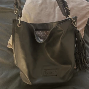 Mörkblå väska - Mörkblå väska från Fritzi aus Preußen, med flera fack inuti. Jättefint skick från zarlando! 