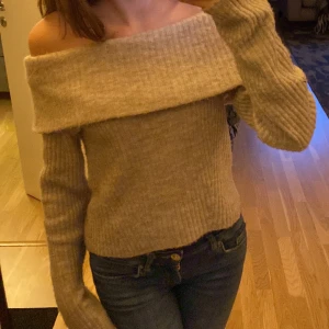 Stickad tröja - Säljer denna för att den sitter lite stort vid brösten annars jätte fin och varm till vintern använt 2 gånger!