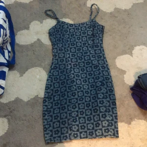 Blommig Jeans klänning från H&M - En blommig jeans klänning! Andvänd 1 gång. Den är helt ny och fin, köpt från H&M. 🤍