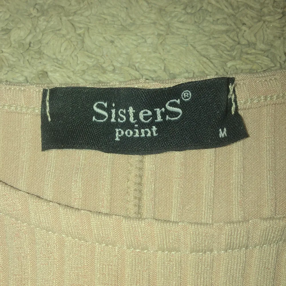 Inte använd helt ny! Köpte för några år sen men aldrig använts. Den är från Sisters point 🤍. Klänningar.