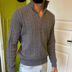 Dressman halfzip hoodie - Stickad haftzip hoodie i bra skick från dressman, inga slitningar eller annat🙌