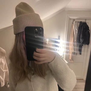 ⭐️Beige mössa⭐️ - En as snygg beige mössa från Everest som är ribbad 🌟🌟