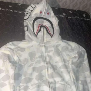 VIT BAPE HOODIE  - Ny använd några gånger ny skick jätte bra kvalite på tröjan. Storlek M 
