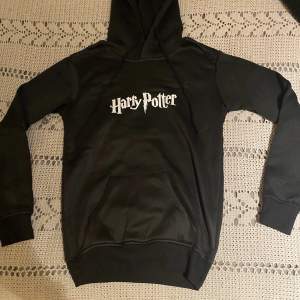 Oanvänd Harry Potter hoodie från amazon. Storlek XXS