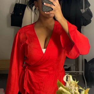 Omlott topp från topshop - En väldigt fin omlotttröja som passar perfekt till jul