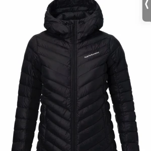 Peak performance jacka - Jättefin dunjacka från peak performance. Använd 1 vinter och är i mycket bra skick. Storlek 170 men passar S-M och mig som är ca 170cm lång. Pris kan diskuteras vid intresse.