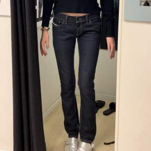 Jeans från diesel strl W28 L32 skulle säga små i storleken ca 81cm innebenslängd