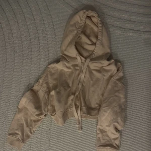 Cropped hoodie  - Beige cropped hoodie. Gott skick!