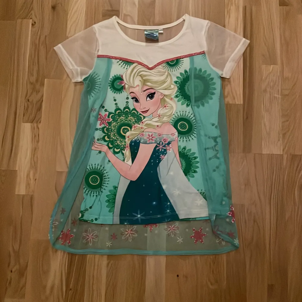 Frost T-shirt med Elsa på från Desigual. Oanvänd. Finns i Halmstad, kan skickas. . T-shirts.