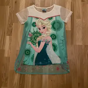 Frost T-shirt med Elsa på från Desigual. Oanvänd. Finns i Halmstad, kan skickas. 