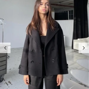 Design By Si - Säljer min svarta Design by si kappa i storlek XS/S då den inte riktigt känns som min stil längre. Bra skick. Ny pris 757kr