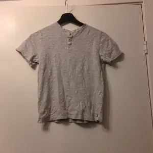 Söt grå t-shirt med knappar