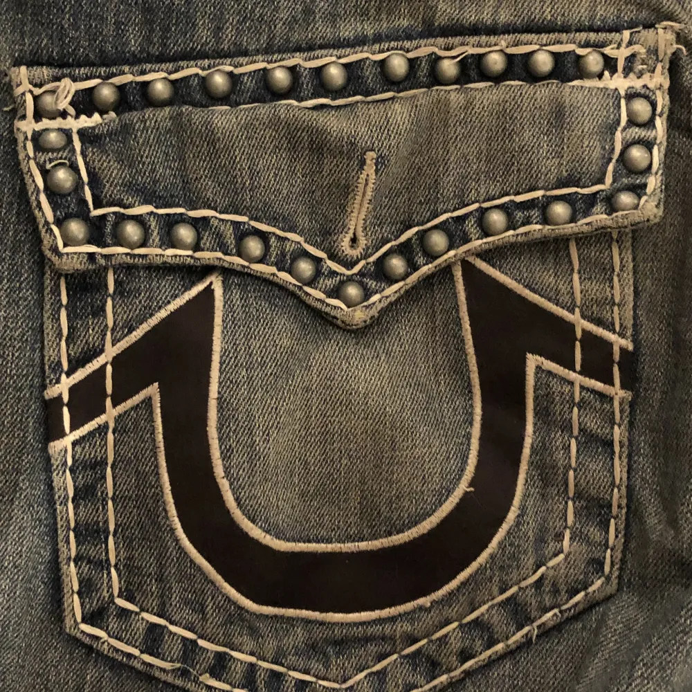 True religion jeans med balla nitar  Skriv om du har frågor. Jeans & Byxor.