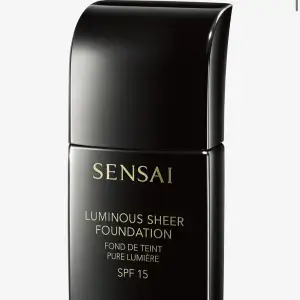 Säljer denna otroliga foundationen från Sensai som tyvärr var fel färg. Den är alltså endast testad och har inte nuddat huden med förpackningen. Färgen är neutral beige🤍🤍🤍