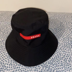 Prada bucket hat - Den passar inte mig. Priset kan diskuteras vid snabb affär 