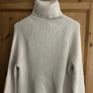 Stickad vit tröja - Stickad vit tröja med polokrage, använder inte.