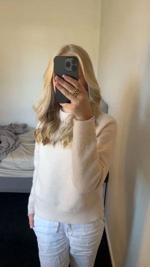 Samsøe Tröja - Säljer min rosa tröja från pondus. Har lite missfärgning då den är lite ljusare på vissa ställen men inget som syns så tydligt. Har även ett litet hål på baksidan som jag kan fixa om de önskas, det är litet o syns knappt. Köptes för 1500. 
