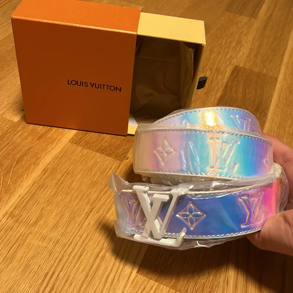 Louis vuitton bälte multicolor riktigt snyggt! 1:1 replika!💯bättre kvalité går ej att hitta. Plasten fortfarande kvar på bältet! Box medföljer. Övrigt.