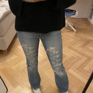 Coola jeans - Snygga jeans från red engine som knappt kommer till användning längre💞 tänkte se hur många som var intresserade av dom och om jag ska sälja dom eller inte❣️ jag är 174💗 skriv om du har fler frågor. Direktpris på 450kr!!