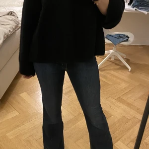 Snygga jeans - Snygga mörkblåa lågmidjade lee jeans som inte kommer till användning💞 jag är 174❣️skriv om du har fler frågor❣️