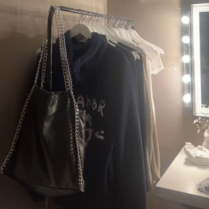 Mi Amor  - Nu säljer jag min mi amor hoodie den är som ny köpte för 1500 i storlek S skriv för pris förslag ❤️skriv för bild på ❤️