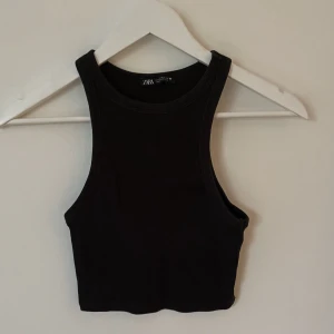 Ribbad top från Zara - Strl M men passar nog mer XS-S. Superfint skick 