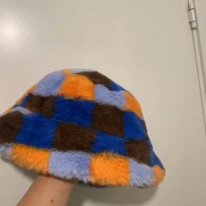 Fluffig buckethat - Använd ett par gånger i perfekt skick 