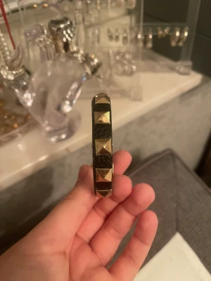 Svart nitarmband  - Ett svart nitarmband som är justerbart i gott skick, köpt på en marknad😊💕