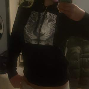 Säljer denna hoodie från the cool elephant med coolt motiv på! Väldigt snålt använd🫶🏻