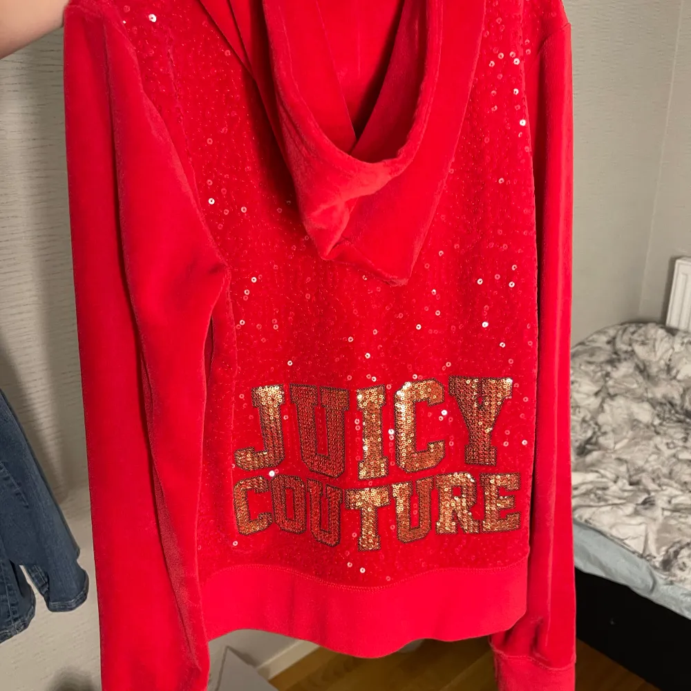 Supersnygg röd Juicy Couture kofta med glitter på ryggen.  Säljer den för att den inte kommer till användning längre. Tryck på köp nu eller skriv om ni har frågor eller prisfunderingar 💕. Tröjor & Koftor.