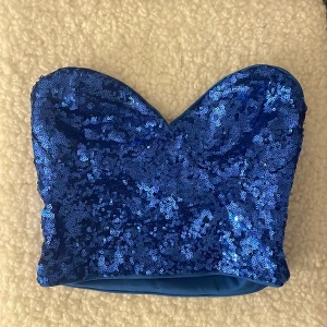 Festtopp  - En glittrig topp från nakd, perfekt för fest och nyår. Den är i bra skick bara använd enstaka gånger!