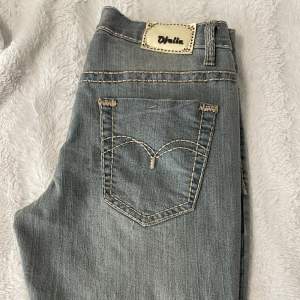 Säljer dessa jeans för dom är förstora för mig och inte kommit till användning. Dom är köpta här på plick men är i nyskick💕 vet inte vilken storlek dom är i men skulle säga XL-M💋 minns inte vad jag köpte dom för men säljer för 200kr