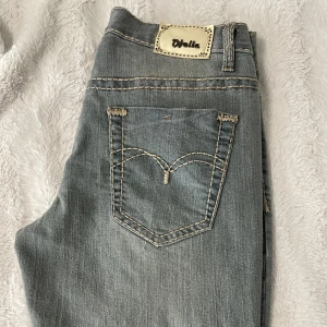 Jeans💋 - Säljer dessa jeans för dom är förstora för mig och inte kommit till användning. Dom är köpta här på plick men är i nyskick💕 vet inte vilken storlek dom är i men skulle säga XL-M💋 minns inte vad jag köpte dom för men säljer för 200kr