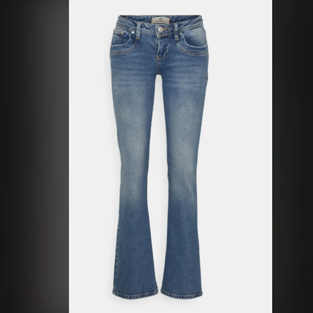 Säljer dessa snygga valerie ltb jeans då de inte kommer till användning💞 sååå fina och köptes för runt 1000kr❣️ använda en gång❤️ W27 L34💕 direktpris: 600kr. Farkut & Housut.