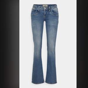 Säljer dessa snygga valerie ltb jeans då de inte kommer till användning💞 sååå fina och köptes för runt 1000kr❣️ använda en gång❤️ W27 L34💕 direktpris: 800kr