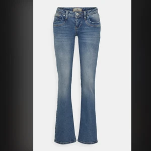 Snygga ltb jeans - Säljer dessa snygga valerie ltb jeans då de inte kommer till användning💞 sååå fina och köptes för runt 1000kr❣️ använda en gång❤️ W27 L34💕 direktpris: 600kr