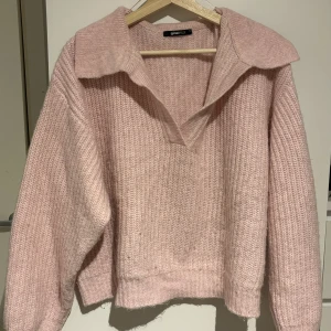 Stickad tröja  - Rosa stickad tröja från Gina, lite nopprig men fortfarande väldigt fin🩷 
