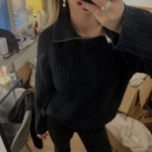 Tröja  - En fin tröja med dragkedja från zara!  