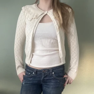 söt stickad kofta - Supersöt stickad kofta med gulliga detaljer!🧸Mycket bra skick!