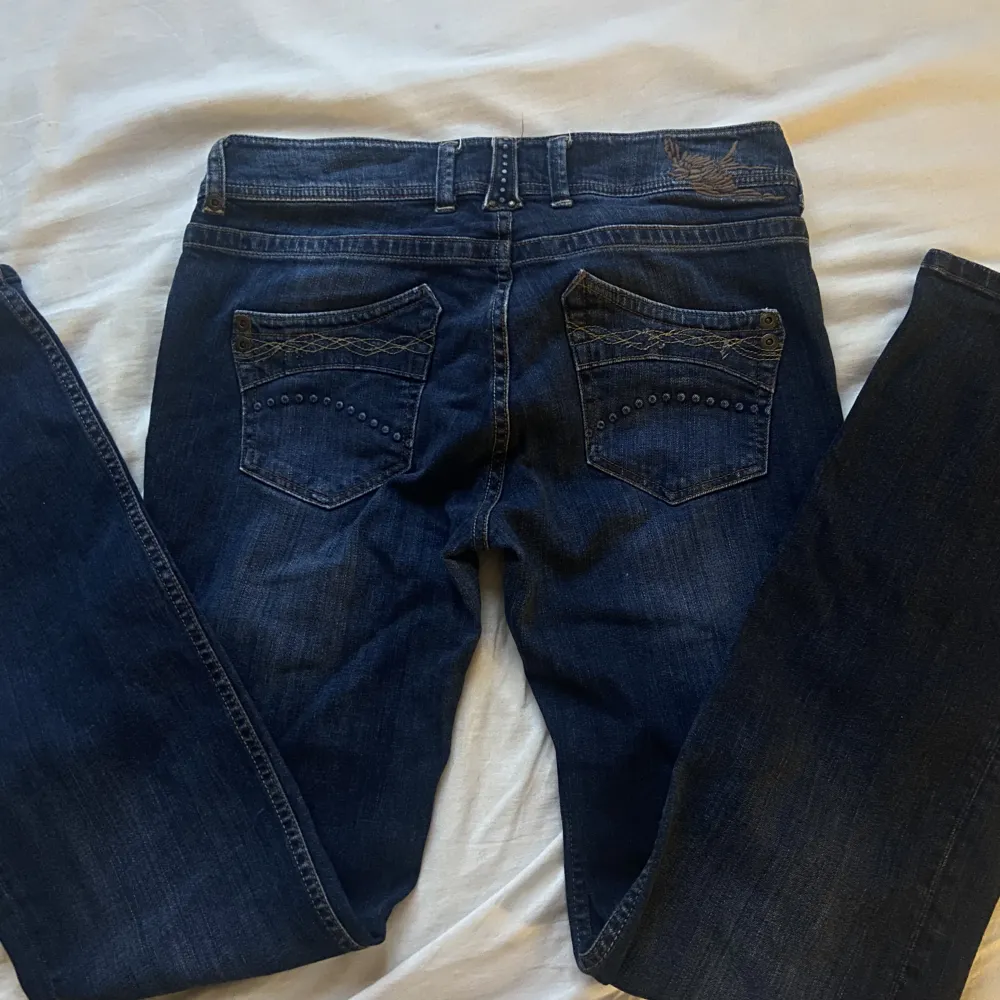 Lågmidjade jeans från gamla lindex. Dom är mörkblå, Utsvängda och i väldigt bra skick, säljer för dom inte kommer till någon användning. Skriv för mera bilder eller om du har några frågor🥰🥰. Jeans & Byxor.