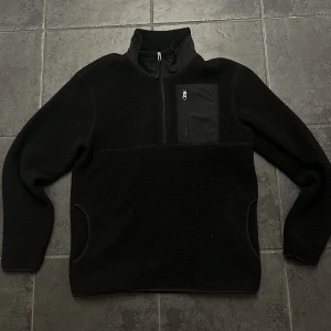 Fleece jacka  - Fleece jacka i bra skick. Storlek S. Dra iväg ett meddelande om du har ytterligare frågor eller vill köpa🤙