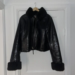Snygg jacka - Väldigt snygg jacka med faux fur inuti och fejkläder utanpå! Väldigt varm och stabil. Lyxig känsla, bra kvalitet. Står 44 men passar M-L Jackan är kortare än till midjan och ärmarna är längre än normalt men går som ni ser att vika upp/ner. 
