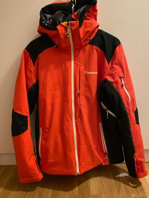 Peak skidjacka  - Använd ca 3 gånger . Passar både man och kvinna. Som ny . Nypris ca 4500:- 