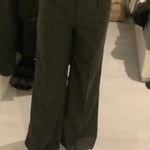 Gråa low-waist kostymbyxor🩶 - Ett par jätte snygga lowwaist grå kostymbyxor. Jag skulle säga att dem är baggy. Vintage, fick dessa av min mamma som använde dem under 90’s/00’s talet🩶 Fint skick! Fråga gärna för fler bilder🩶🩶