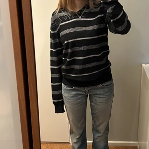 Svart-vit tröja med tryck  - Snygg svart/ vit tröja med tryck i storlek S! 🖤🤍