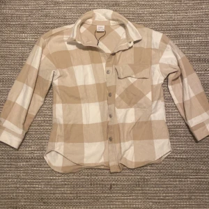 Rutig skjorta -  Rutig beige skjorta perfekt nu på hösten! frakt ingår ej