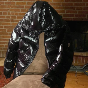 Moncler Maya Jacka - Jag säljer min helt nya Moncler maya då den var lite för stor för mig. Storleken är M och är i oerhört gott skick. Passar även personer som bär på L. Hör av er under funderingar. 