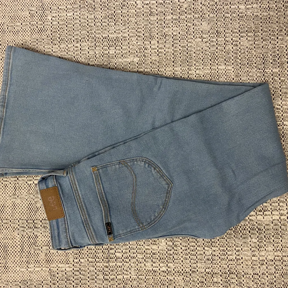 Ljusblå bootcut jeans jag köpte från Lee’s hemsida för ca ett år sedan men använt kanske två gånger. Storlek W26/L31 Kostar 1100kr nya Skriv om ni har frågor❣️. Jeans & Byxor.
