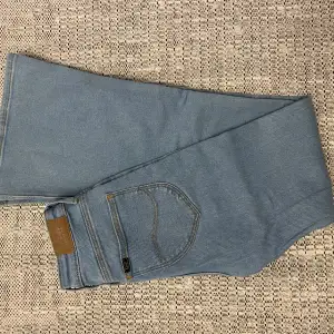 Ljusblå bootcut jeans jag köpte från Lee’s hemsida för ca ett år sedan men använt kanske två gånger. Storlek W26/L31 Kostar 1100kr nya Skriv om ni har frågor❣️